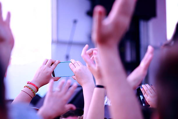 콘서트 군중 - applauding clapping wristband crowd 뉴스 사진 이미지