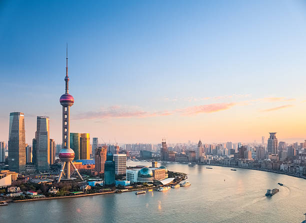 la hermosa ciudad de shanghai en la puesta de sol - shanghái fotografías e imágenes de stock