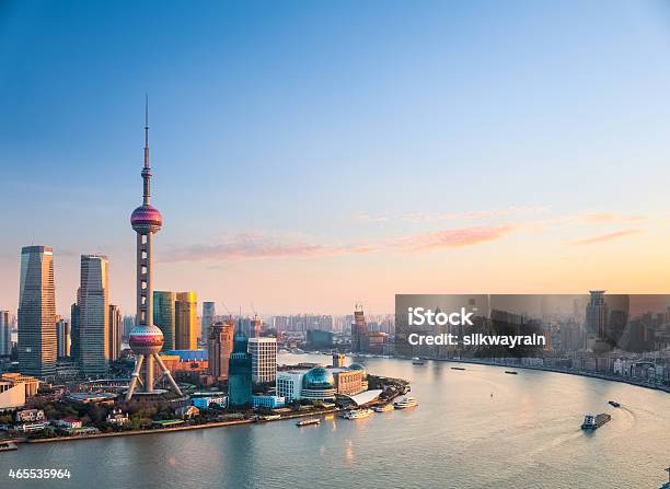 La Hermosa Ciudad De Shanghai En La Puesta De Sol Foto de stock y más banco de imágenes de Shanghái - Shanghái, Panorama urbano, Ciudad