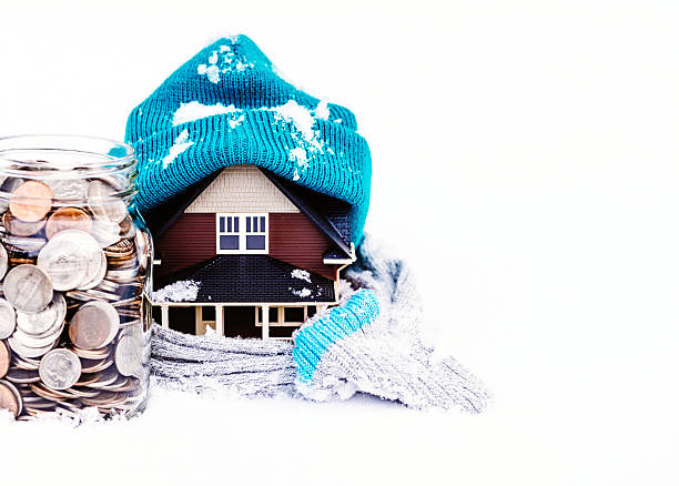 зимняя экономия затрат на жилье - winterizing стоковые фото и изображения