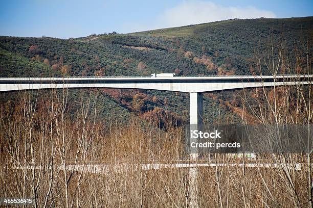 Camiones Y Viaducts Foto de stock y más banco de imágenes de Aire libre - Aire libre, Ajardinado, Autopista