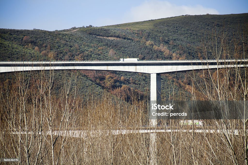 트럭 및 viaducts. - 로열티 프리 0명 스톡 사진