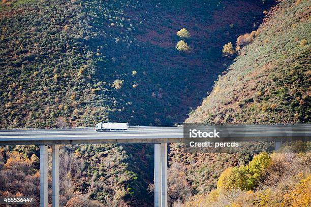 Camion E Viadotto - Fotografie stock e altre immagini di Furgone pickup - Furgone pickup, TIR, Autunno