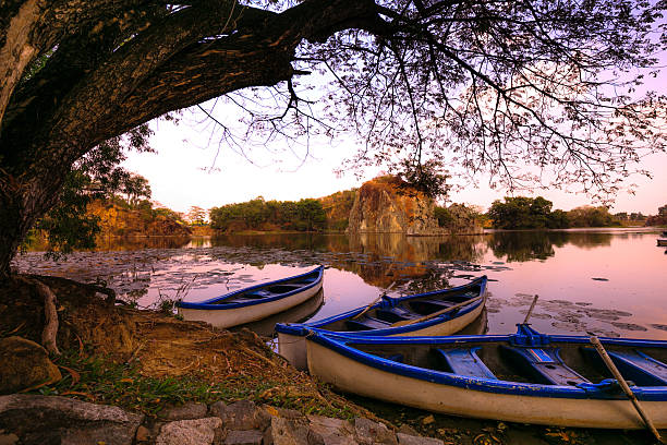 das boot über den see im resort - barrie canoeing ontario canada stock-fotos und bilder