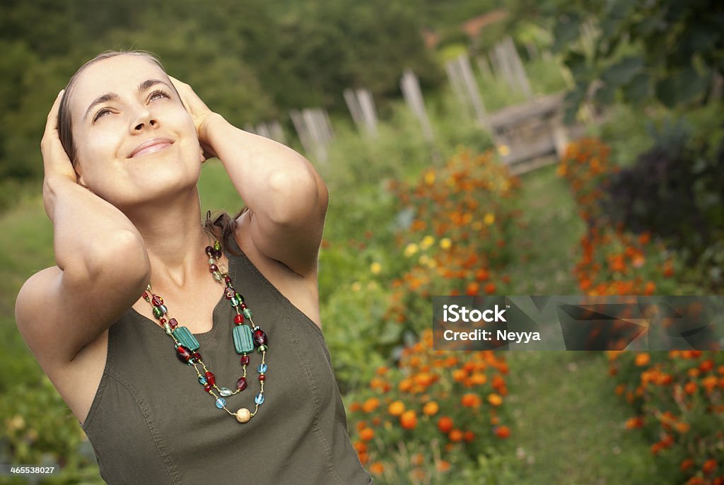 Jeune Belle femme avec collier coloré - Photo de 30-34 ans libre de droits