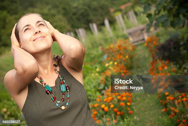 Photo libre de droit de Jeune Belle Femme Avec Collier Coloré banque d'images et plus d'images libres de droit de 30-34 ans - 30-34 ans, Adulte, Adulte d'âge moyen