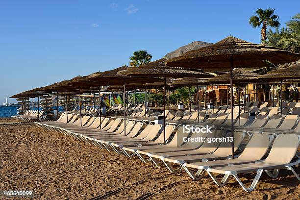 Odprężające W Sandy Beach Red Sea Eilat - zdjęcia stockowe i więcej obrazów Bez ludzi - Bez ludzi, Fotografika, Horyzontalny