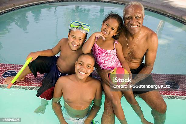Dziadek Z Wnuków W Basenie - zdjęcia stockowe i więcej obrazów Afroamerykanin - Afroamerykanin, Basen, Rodzina