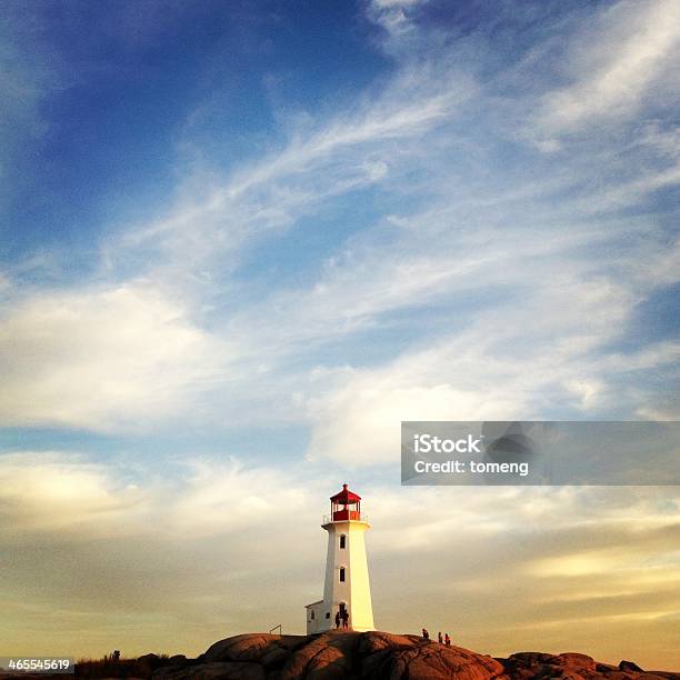 Peggys Cove Lighthouse En Nova Scotia Foto de stock y más banco de imágenes de Aire libre - Aire libre, Arquitectura exterior, Azul