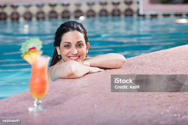 Hispânico Mulher Com Cocktail Na Piscina - Fotografias de stock e mais imagens de 20-29 Anos - 20-29 Anos, 25-29 Anos, Adulto