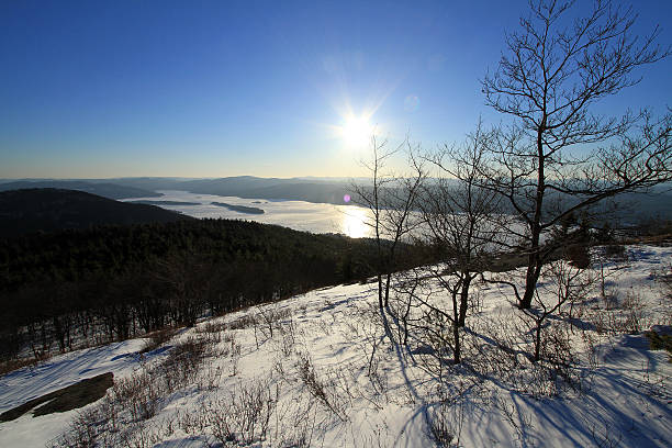 ジョージ湖の眺め、ニューヨークから冬の山トップ - landscaped landscape winter usa ストックフォトと画像