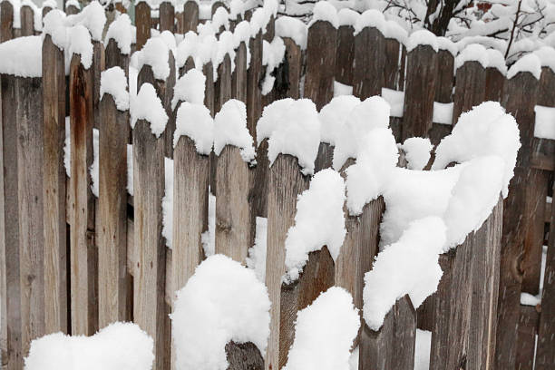 picket fence de madeira na neve coberta pegajoso - picket line fotos imagens e fotografias de stock