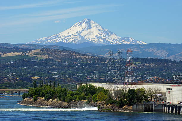 istock Mt. Hood/Dalles Dam 465553140