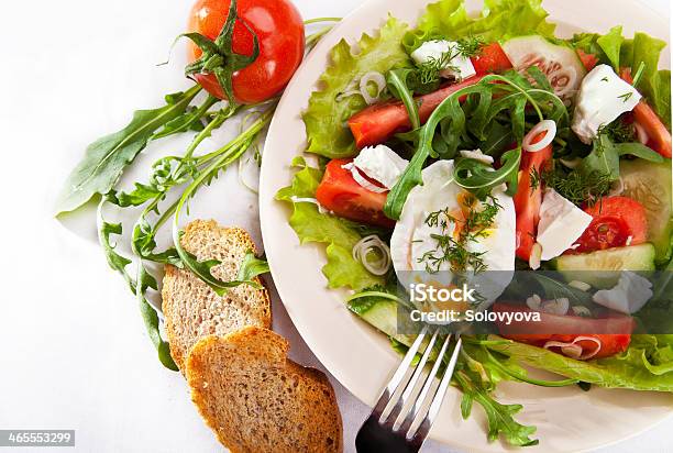 Ensalada Ligera Con Resorte De Huevo Cocida Foto de stock y más banco de imágenes de Alimento - Alimento, Alimento tostado, Amarillo - Color