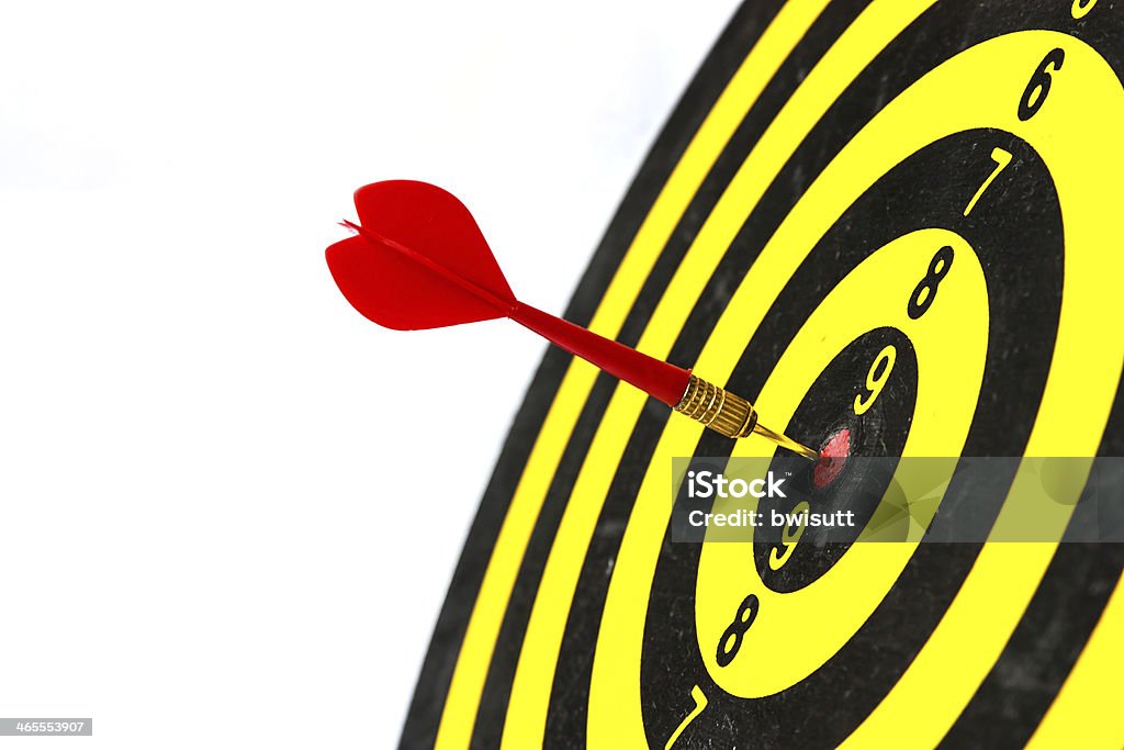 Flechas de dardos en el target center - Foto de stock de Afilado libre de derechos