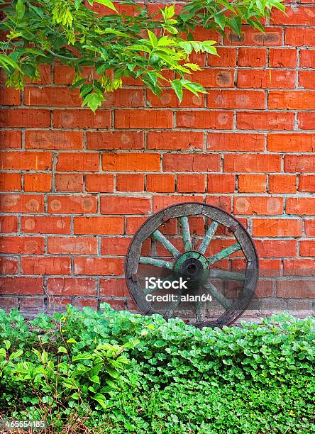 Old Wagon Wheel Stockfoto und mehr Bilder von Bildhintergrund - Bildhintergrund, Fotografie, Niemand