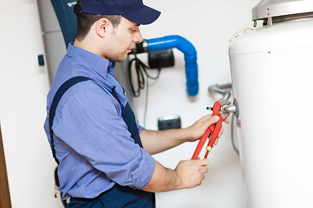 técnico de reparação de um aquecedor de água quente - water heater installing boiler radiator imagens e fotografias de stock