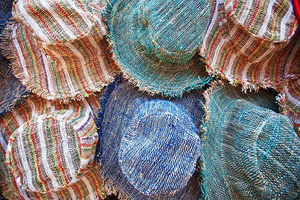 casquettes en textile - nepal bazaar kathmandu textile photos et images de collection