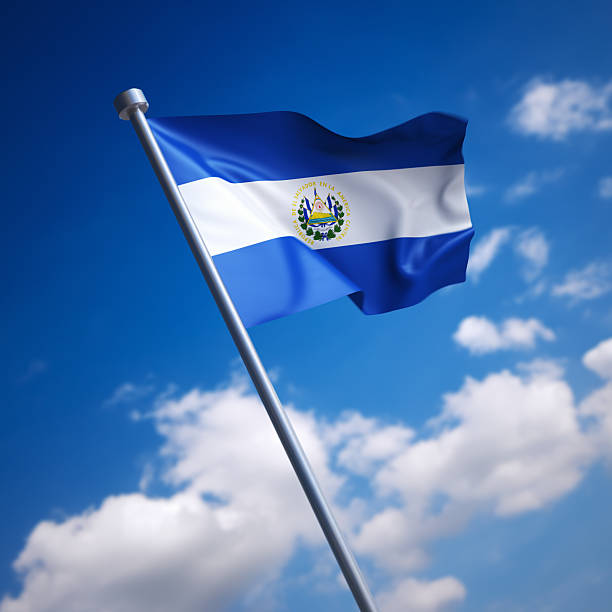 флаг сальвадора против голубого неба. - salvadoran flag стоковые фото и изображения