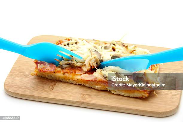 Foto de Pedaço De Pizza Com Talheres De Prata e mais fotos de stock de Assado no Forno - Assado no Forno, Azul, Cogumelo Comestível