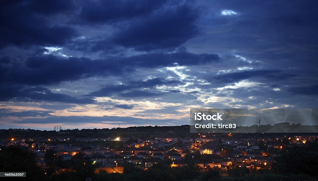 Ciemny Zachód słońca na welsh Miasto miejski obudowy - Zbiór zdjęć royalty-free (Latarnia uliczna)