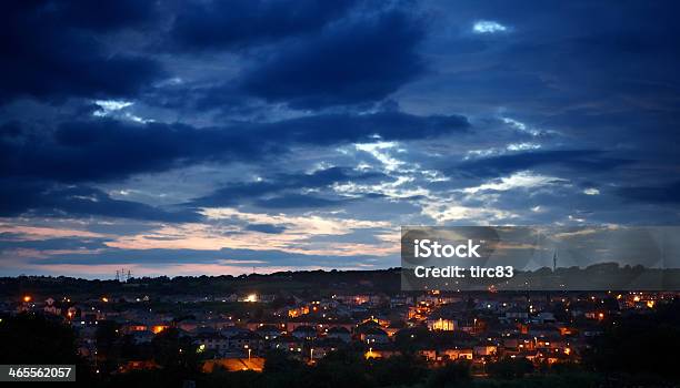 Ciemny Zachód Słońca Na Welsh Miasto Miejski Obudowy - zdjęcia stockowe i więcej obrazów Latarnia uliczna