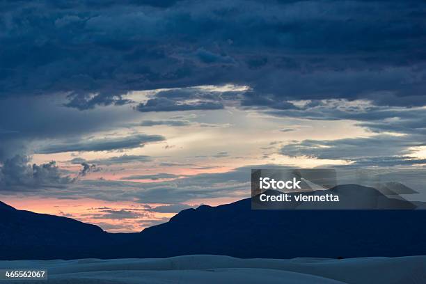 Monumento Nacional De White Sands Por La Noche Foto de stock y más banco de imágenes de Aire libre - Aire libre, Arena, Azul
