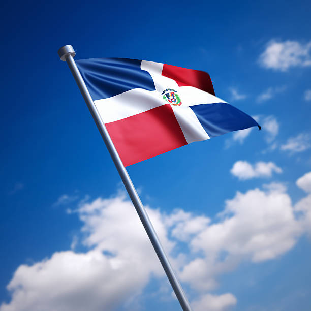 bandeira da república dominicana, o contra o céu azul - dominican flag - fotografias e filmes do acervo