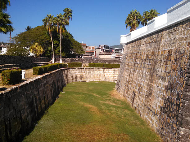fosa i kamienne ściany fort san diego acapulco meksyk - fort san diego zdjęcia i obrazy z banku zdjęć