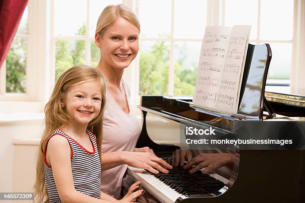 Mujer Y Joven Chica Tocando El Piano Foto de stock y más banco de imágenes de Piano - Piano, Monoparental, Mujeres