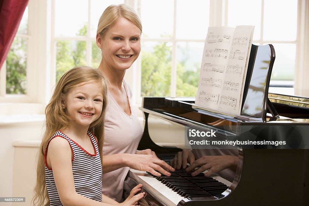 Jovem mulher e Menina a tocar piano - Royalty-free Piano Foto de stock