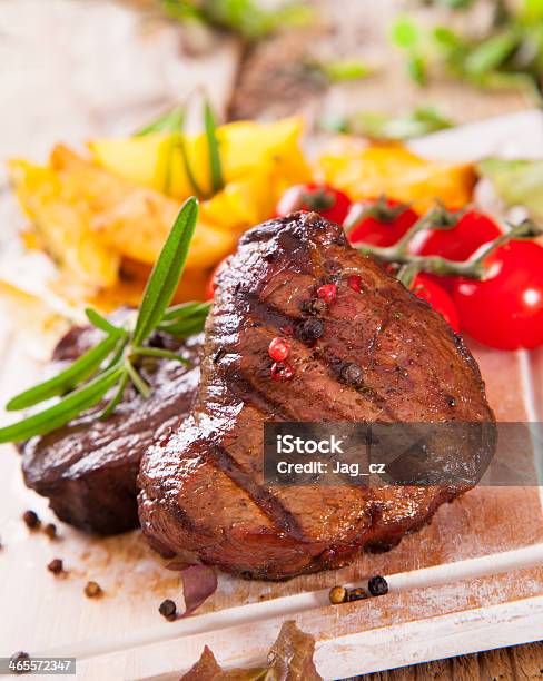 Bifes De Carne De Vaca - Fotografias de stock e mais imagens de Batatas Preparadas - Batatas Preparadas, Bife, Carne