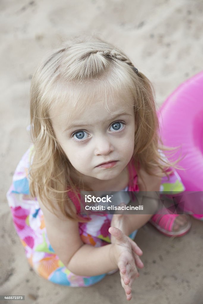 Little azul olho Menina Olhando para a Câmera na praia - Royalty-free Ao Ar Livre Foto de stock