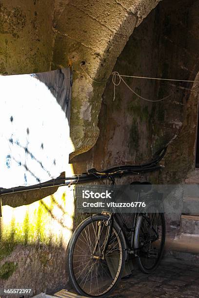 Foto de Old Bici Em Italiano Street e mais fotos de stock de Cesto - Cesto, Cidade, Cidade pequena