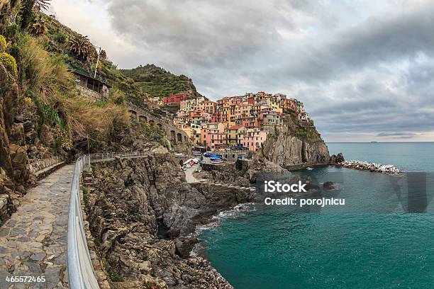 Pueblo De Manarola En Los Cinco Tierras Foto de stock y más banco de imágenes de Agua - Agua, Aire libre, Aldea