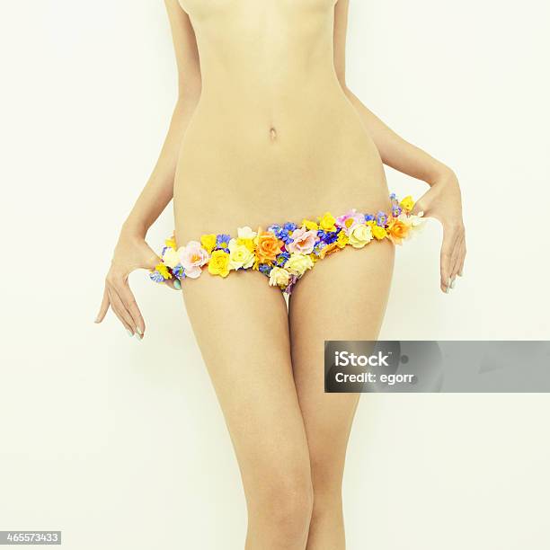 Signora In Bikini Floreale - Fotografie stock e altre immagini di 20-24 anni - 20-24 anni, 25-29 anni, Adulto