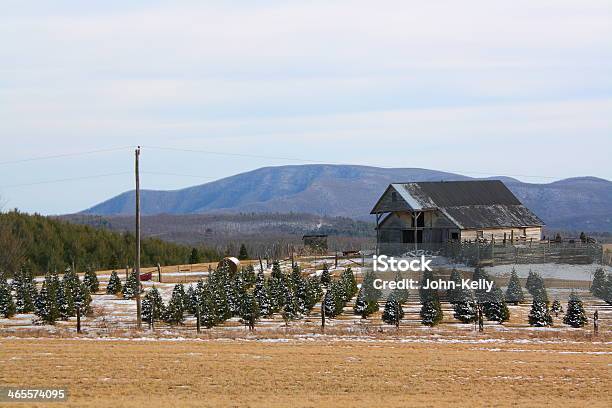 Tradizionale Vecchio Fienile In Inverno - Fotografie stock e altre immagini di Catena montuosa del Blue Ridge - Catena montuosa del Blue Ridge, Neve, Agricoltura