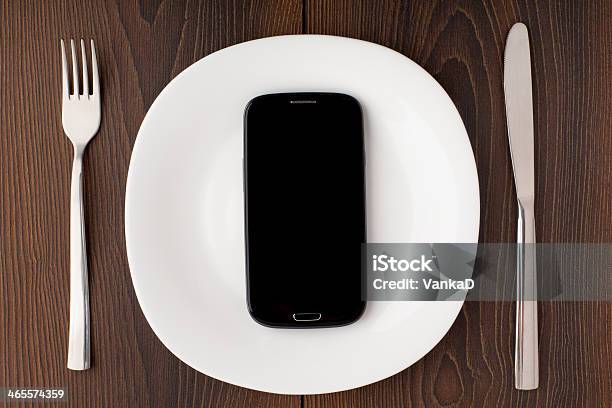 Мобильный Телефон На Белом Plate — стоковые фотографии и другие картинки Без людей - Без людей, Белый, Беспроводная технология