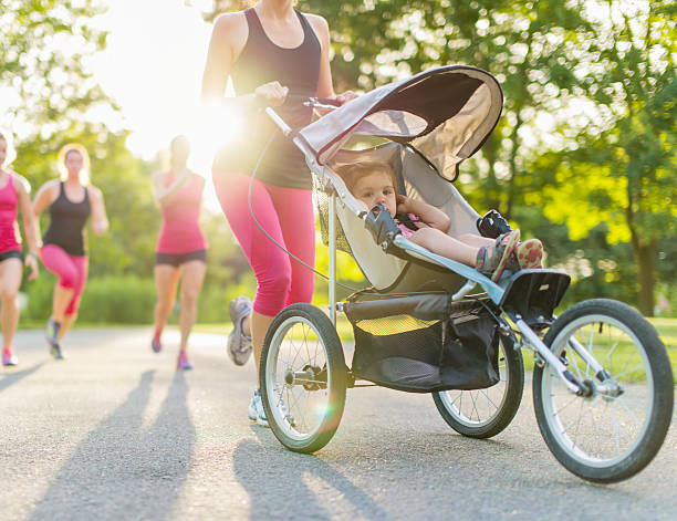 activo madre para trotar - family sport exercising jogging fotografías e imágenes de stock