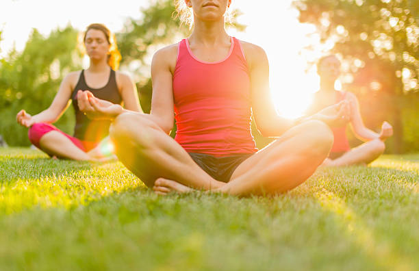 grupo de mulheres a praticar yoga 3 de natureza - friendship women group of people 20s imagens e fotografias de stock