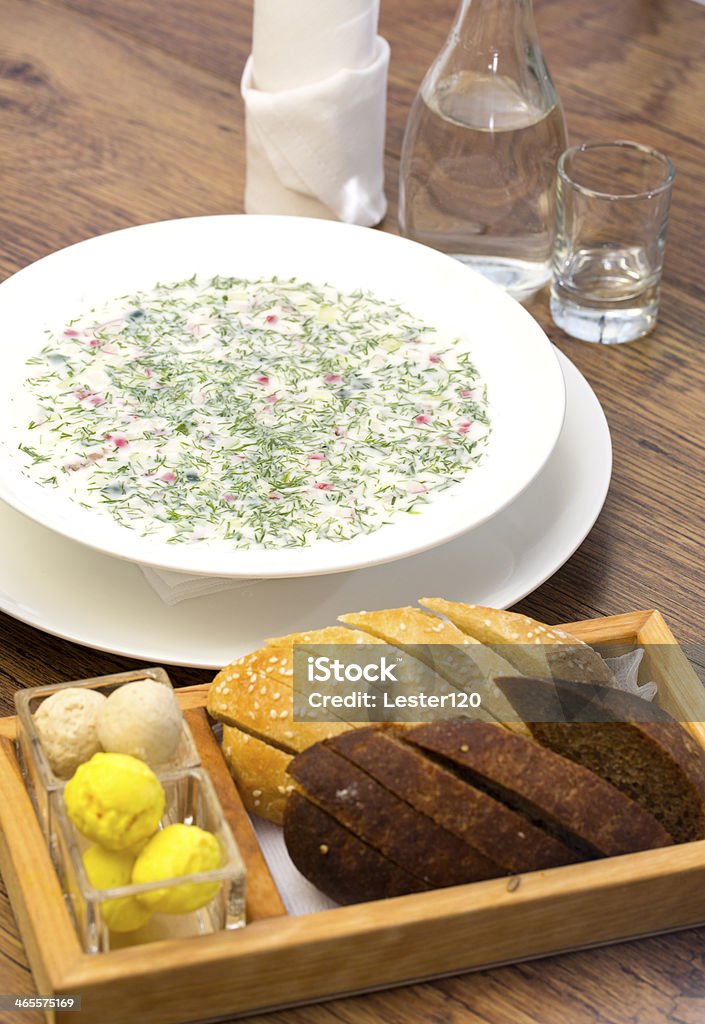 Kalte Milch-Suppe mit Gemüse und Kräutern - Lizenzfrei Brotsorte Stock-Foto