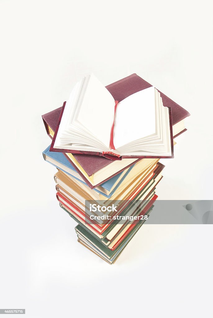 Pila de libros con un libro abierto - Foto de stock de Antigualla libre de derechos