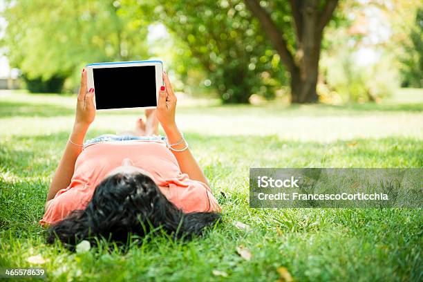 Mujer Usando Tableta Digital En El Parque Foto de stock y más banco de imágenes de Adolescente - Adolescente, Adulto, Adulto joven