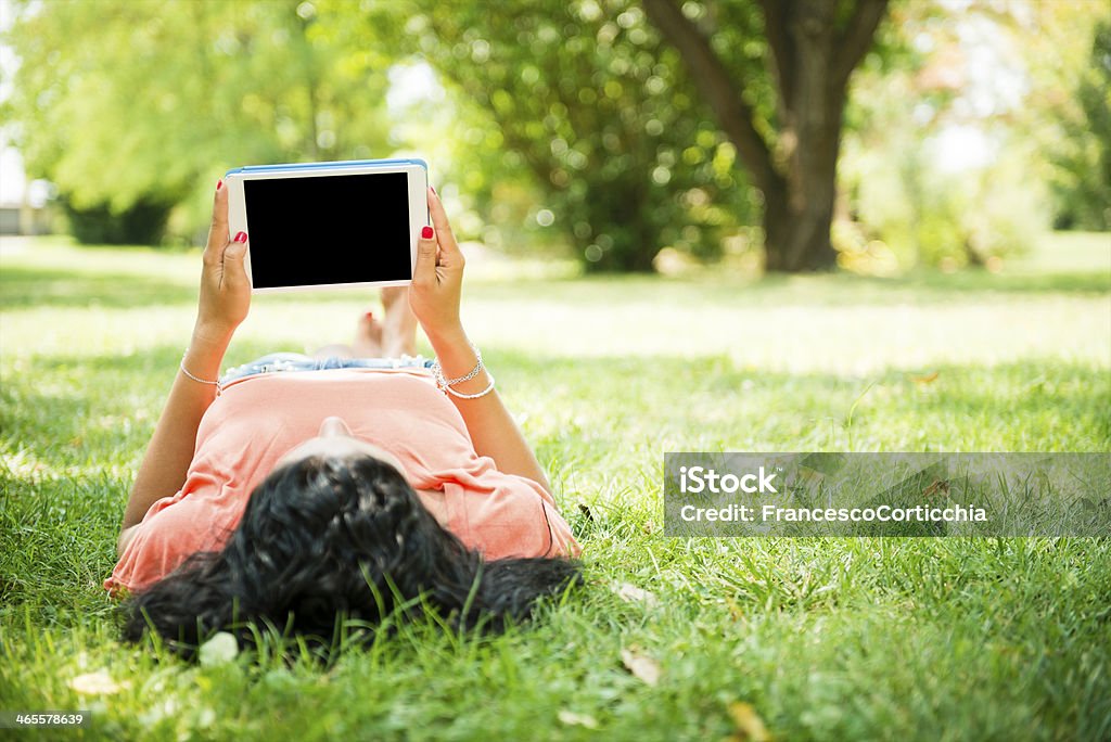 여자 디지털 태블릿 at the park - 로열티 프리 공란 스톡 사진