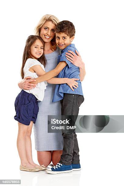 Foto de Mãe E Crianças Abraçando Uns Aos Outros e mais fotos de stock de 10-11 Anos - 10-11 Anos, 20-24 Anos, 25-30 Anos