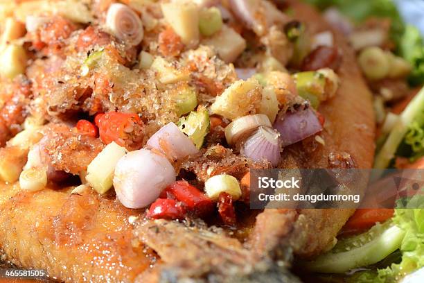 Peixe Frito Tailandês Tailândia Com Ervas - Fotografias de stock e mais imagens de Almoço - Almoço, Cebola, Cenoura