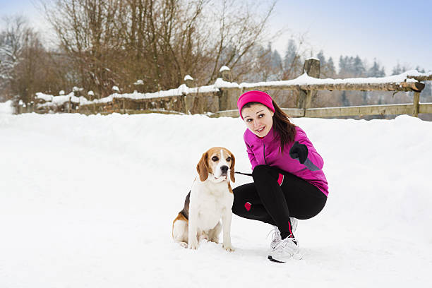 running femme hiver - snow dog walking running photos et images de collection