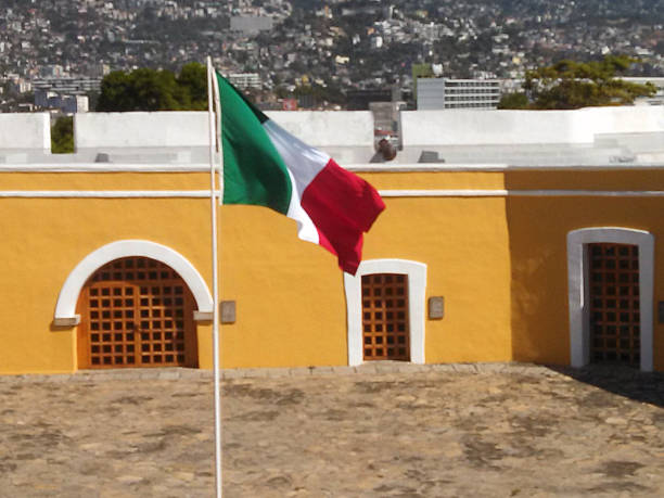 flaga meksyku i courtyard san diego twierdza acapulco meksyk - fort san diego zdjęcia i obrazy z banku zdjęć