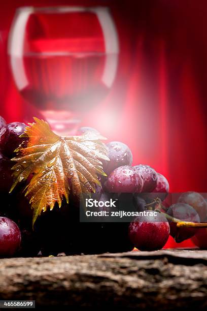 赤ワインとブドウ - しずくのストックフォトや画像を多数ご用意 - しずく, つる草, アルコール飲料