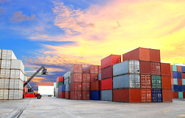 empilhadora em dockyard com céu bonito - storage containers imagens e fotografias de stock